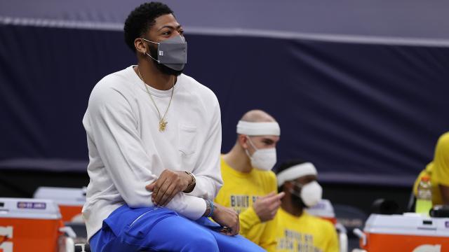 九游手游中心-浓眉伤停却有新角色 场边积极发声宛若球队助教